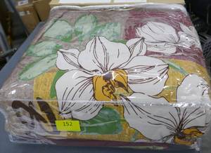 lot 152 image: Full size comforter large flower pattern
