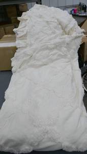 lot 159 image: Queen size chenille bedspread cream color