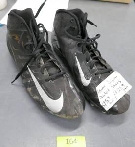 lot 164 image: Minnesota Vikings Jerome Simpson autographed shoes