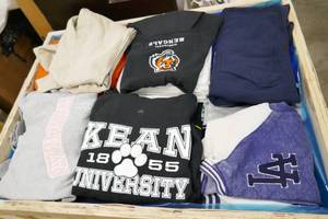 lot 169 image: Approx 326 pieces of clothing - varies from kids to 3XL