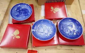lot 194 image: Snow baby, thimbles, plates, porcelain lady