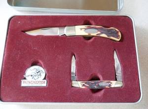 lot 198 image: Winchester knife set of 2 pocket knives and a pin - New