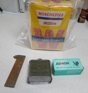 lot 225 image: Vintage Large Alcan shotgun powder can, Winchester empty primers box, empty Junior 22 box, oil can