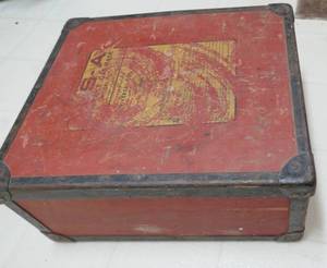 lot 229 image: Vintage 1979 gas mask, older gas mask box