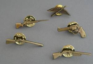 lot 250 image: 15 New hat or lapel pins of guns and bow and arrow