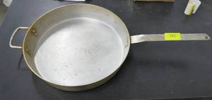 lot 291 image: Big 14 inch aluminum camping fry pan