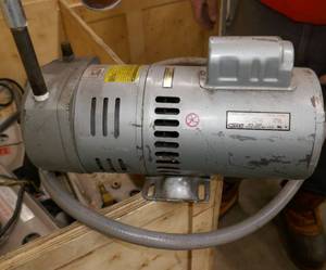 lot 319 image: Gast Vacuum pump with Doerr 12hp motor 1ph
