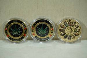 lot 91 image: Novelty Poker Card Weights