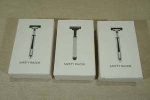 lot 95 image: Mens Razors with Refills