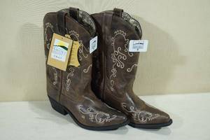 lot 184 image: Smoky Mountain Boots -Kids Size 5