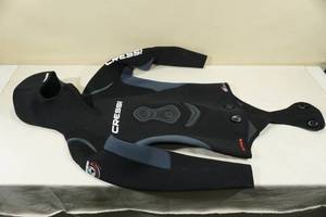 lot 191 image: Cressi Apnea 5mm Wet Suit Top - Large4