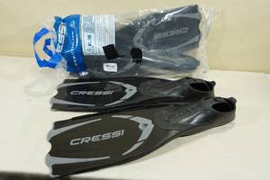 lot 200 image: 2 Sets Cressi Pluma Snorkel Fins -Sizes 4142 & 4546