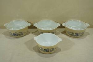 lot 237 image: 4 Vintage Pyrex Casserole Dishes with Lids
