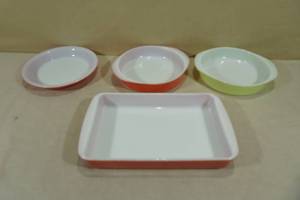 lot 238 image: 4 Vintage Pyrex Ovenware -Pink Flamingo and Lime Green