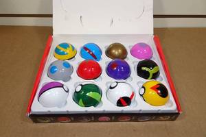lot 335 image: Pokemon Poke Balls 12 Pieces with Mini Figures