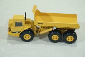 lot 27 image: ERTL Caterpillar D350D Die-Cast 150 Scale Model Articulated Dump Truck