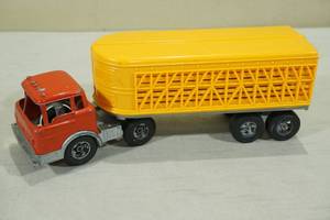 lot 28 image: Vintage Hubley Semi Truck with Cattle Trailer