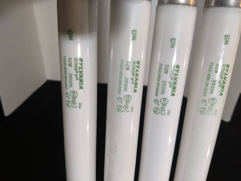 lot 218 image: Sylvania Octron Fluorescent Light Bulbs FO 32835XPECO3 3500K