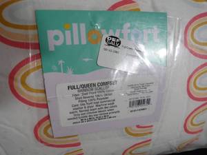 lot 87 image: Pillowfort Rainbow Scallop Comforter Set - Queen