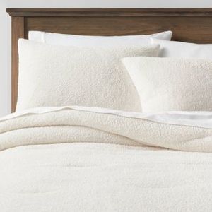 lot 22 image: Cozy Chenille Comforter & Sham Set - Threshold ((MSRP $69))