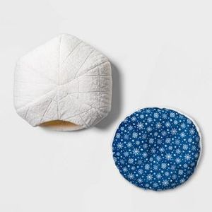 lot 24 image: Igloo Cave Cat Bed - Wondershop