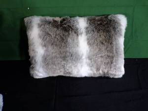 lot 283 image: Threshold Decorative Pillow and Cozy Knit Throw