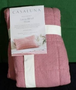lot 305 image: Casaluna Linen Set