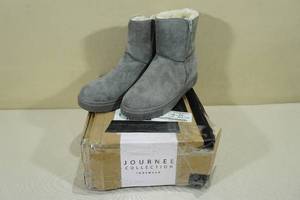 lot 18 image: Journee Collection Womens Stelly Winter Ankle Boot -Grey, Size 11
