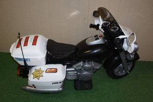 lot 52 image: Kid Motorz Police Motorcycle 12V Ride-On - White