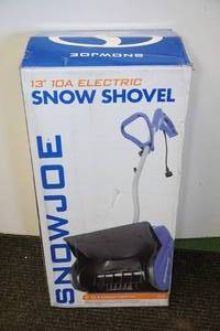 lot 135 image: Snow Joe Plus 13 10-Amp Electric Snow Shovel