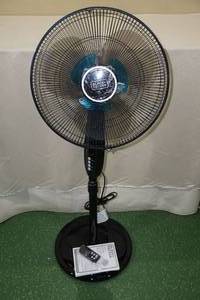 lot 154 image: Black  Decker 16 Dual-Blade Pedestal Fan with Remote