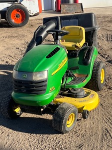 lot 3 image: John Deere L110 Automatic Lawn Tractor