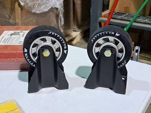 lot 830 image: Lot of (2) Montezuma 5 Caster Wheels