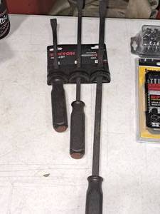 lot 856 image: Michigan Industrial Tools Tekton Pry Bar Set 3-piece (in original packaging)