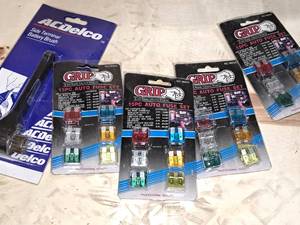 lot 969 image: AC Delco Side Terminal Battery Brush, Grip 15-pc Auto Fuse Sets (x4) (in original packaging)