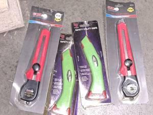 lot 972 image: Grip 3-in-1 Utility Knives (x2), BR Tools Safety Utility Knives (x2) (in original packaging)