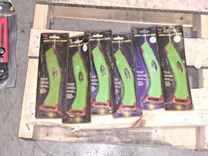 lot 976 image: Lot of (6) BR Tools Safety Utility Knives (in original packaging)
