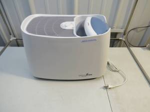 lot 55 image: Honeywell Cool Moisture Humidifier, Medium Room, 1 Gallon Tank