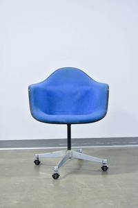 lot 1 image: Blue Herman Miller Eames Shell Desk Chair