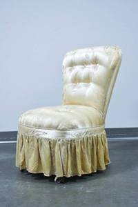 lot 113 image: Small Upholstered Accent Chair w Tufted Back & Seat