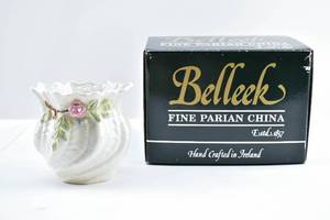 lot 46 image: Belleek Porcelain Carlingford Cache Pot w Shamrock Flower