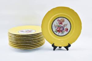 lot 167 image: Set of 12 Vintage Victoria Fine Porcelain Yellow Dinner Plates Made in Czechoslovakia