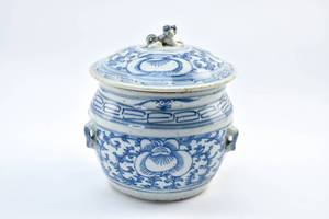 lot 95 image: Antique Chinese Blue & White Covered Vessel