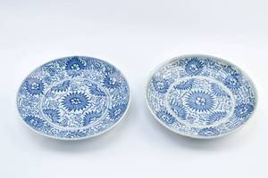 lot 93 image: Pair of Antique Chinese Blue & White Porcelain Plates w Matching Design