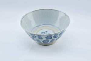 lot 20 image: Antique Chinese Qing Large Bowl