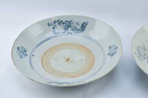 lot 23 image: Qing Antique Chinese Porcelain Platters w Dragon Design