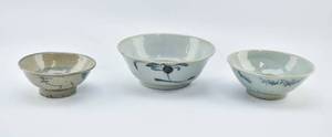 lot 102 image: 3 Small Antique Chinese Bowls w Exterior Designs
