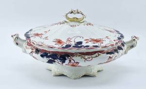 lot 204 image: English Upper Hanley Pearl Pattern Semi-Porcelain Covered Dish