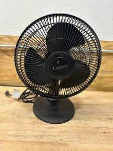 lot 92 image: LASKO 14 Oscillating Fan