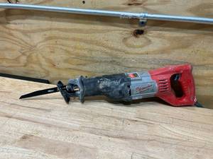lot 34 image: MILWAUKEE 12 Amp 1-18 in. Stroke SAWZALL Reciprocating Saw with Case